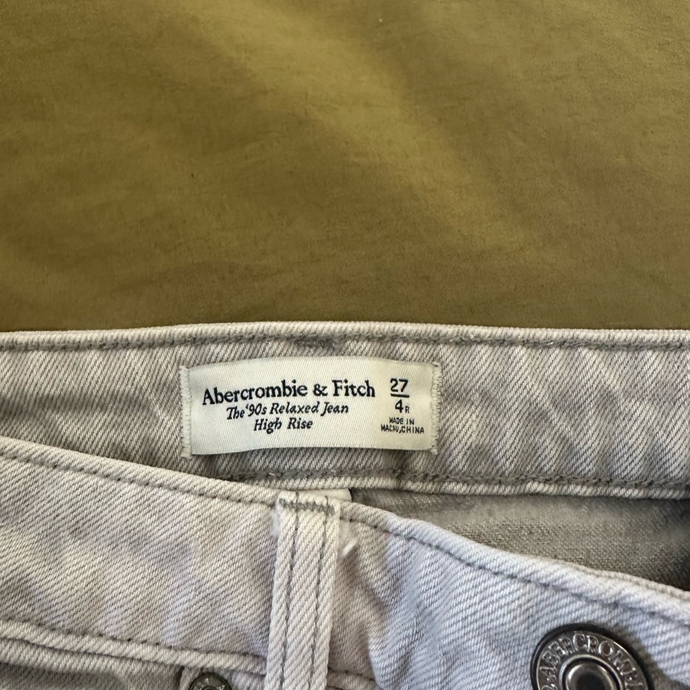 Abercrombie & Fitch women’s  Light Gray High Rise relaxed Jeans curve love